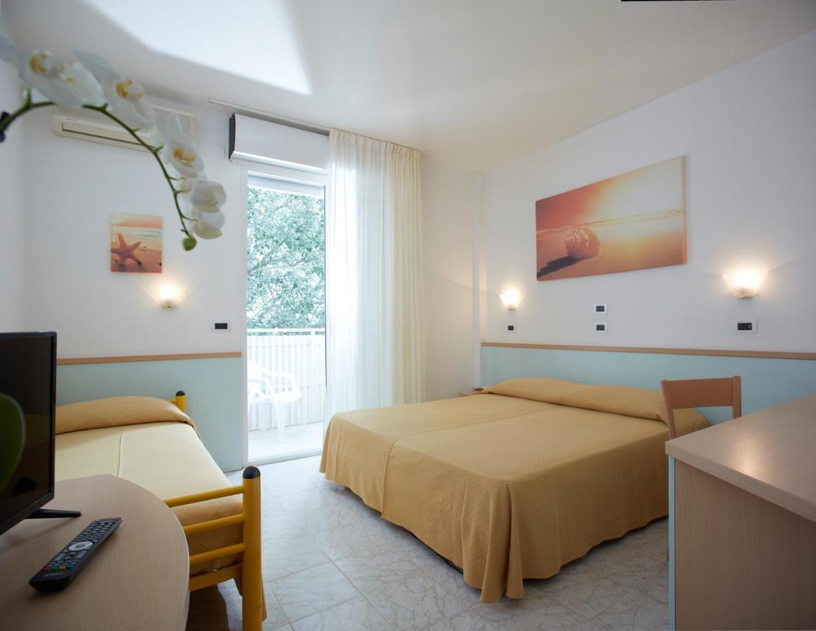 Hotel Pelikan Lignano Sabbiadoro Exterior photo