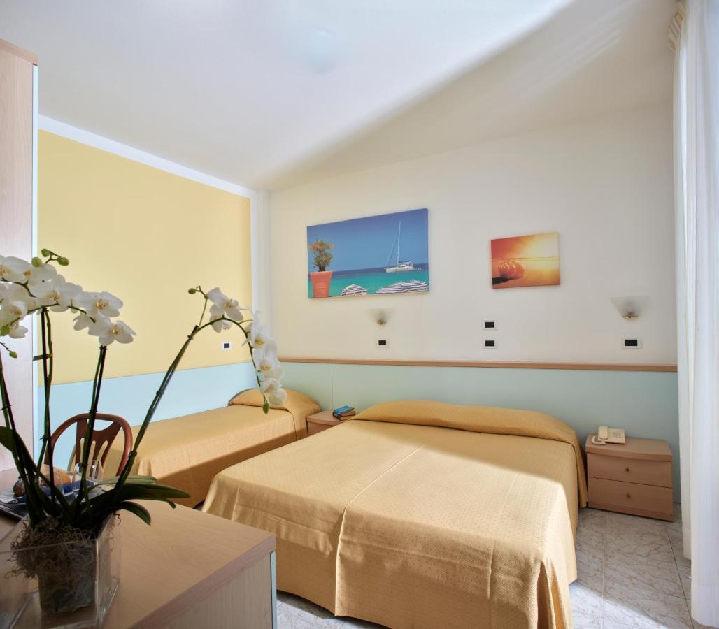 Hotel Pelikan Lignano Sabbiadoro Exterior photo