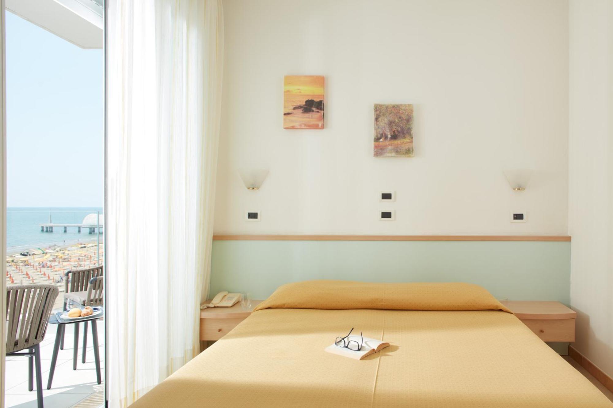 Hotel Pelikan Lignano Sabbiadoro Exterior photo